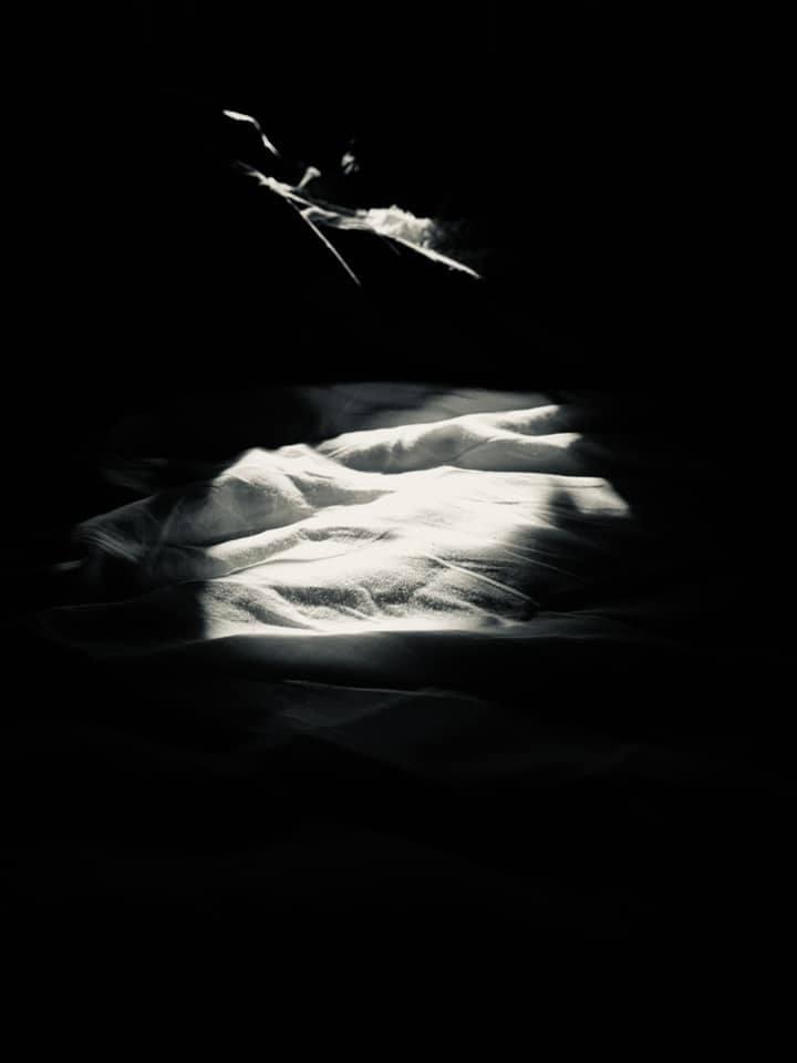 « Jeu d’ombres », une suite en vers libre à lire sur mon blogue.
Merci! 🤩